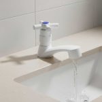 CANILLA LAVATORIO PLAST BLANCA VOLANT CRUZ LH-2206