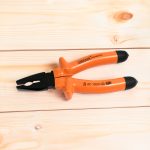 PINZA UNIVERSAL 8" C/AISLA P/ELECTRICISTA MK-0762