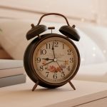 RELOJ DESPERTADOR REDONDO FONDO FLORES LH-4829
