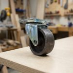 RUEDA METALICA GRIS 2" CON BASE GIRATORIA LH-1682