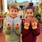 GUANTE INFANTIL CON APLIQUE CAPY BEIGE CAQUI HU045 - Imagen 2